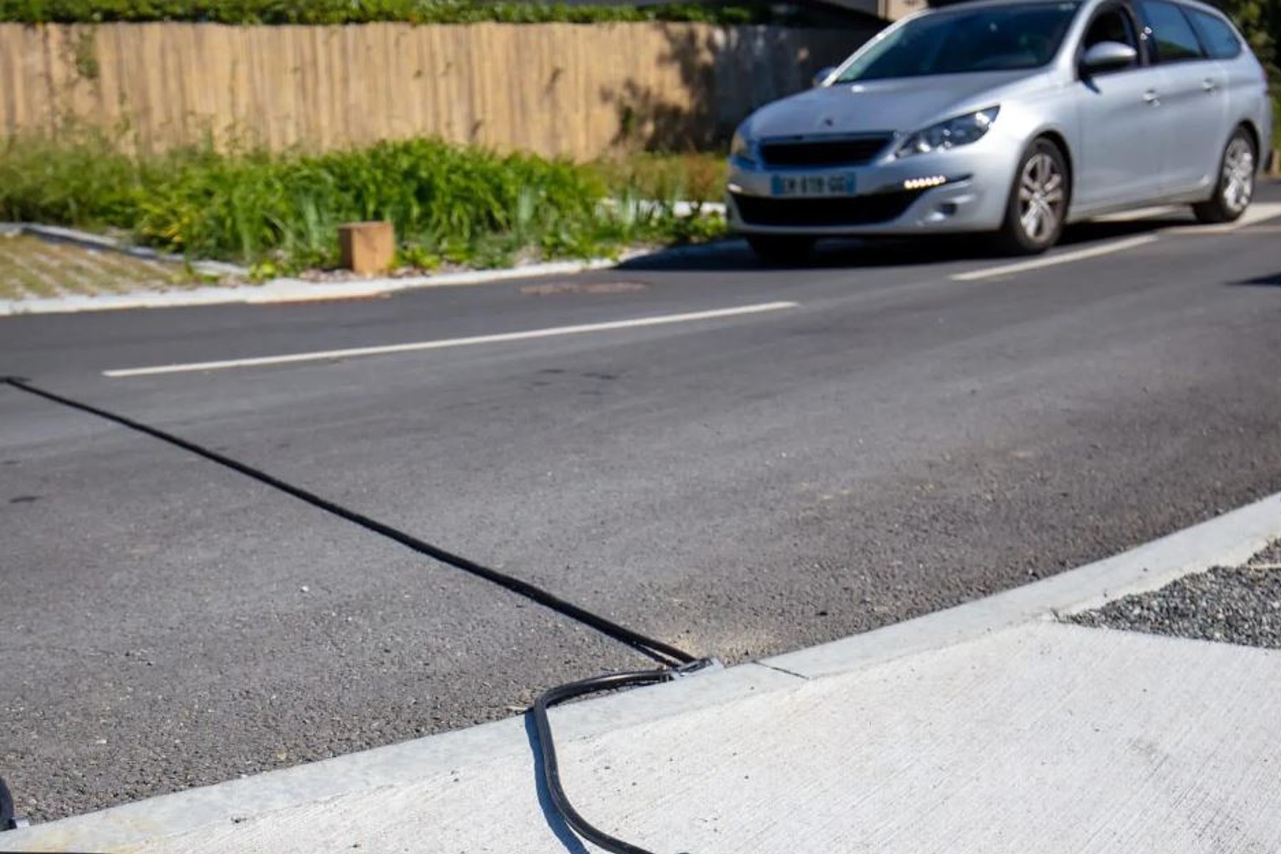 Cables negros en la carretera: ¿quién los pone y para qué sirven?