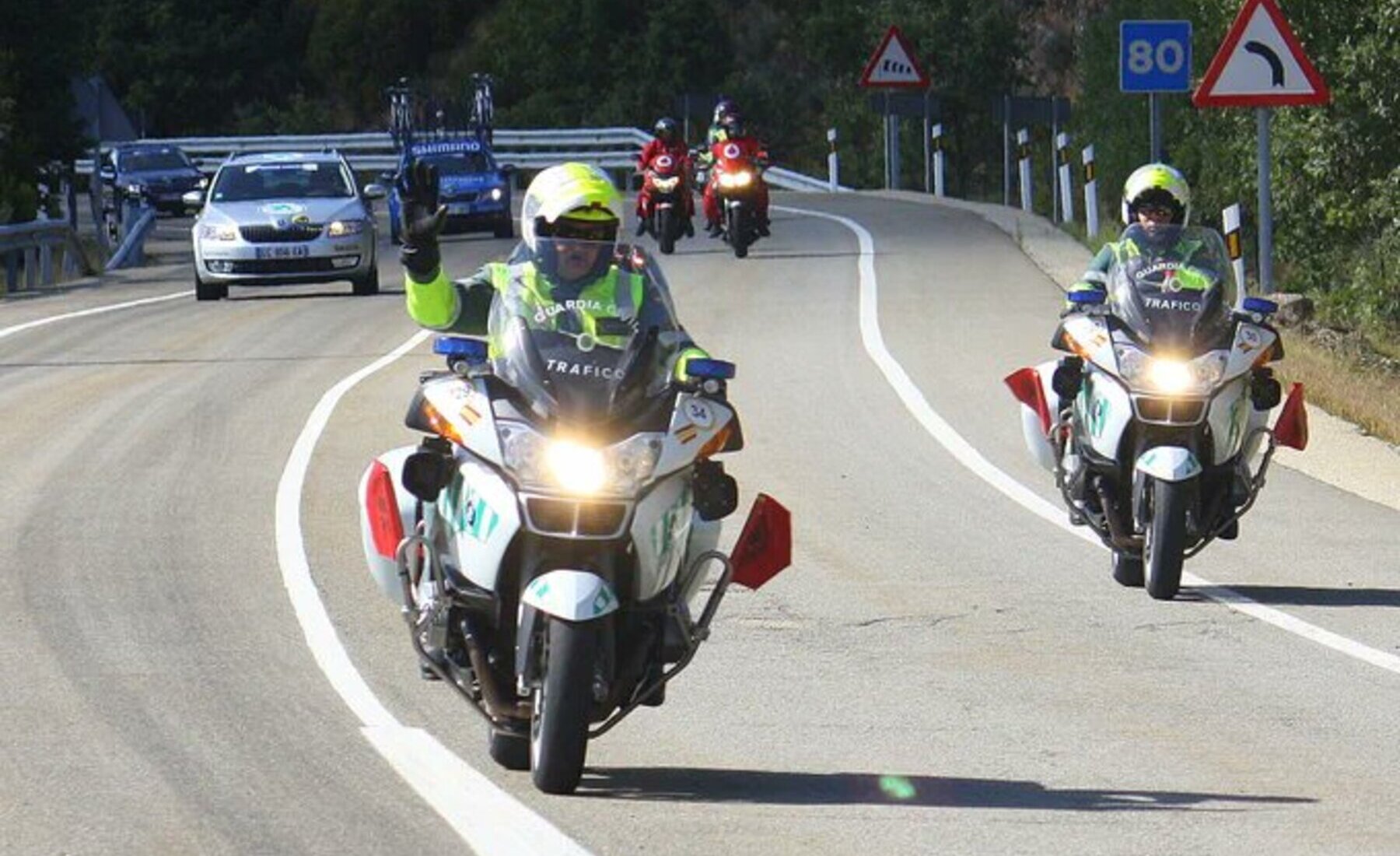 SEÑALES GUARDIA CIVIL  ¿Cómo debes actuar si la Guardia Civil saca alguna  de estas banderas?