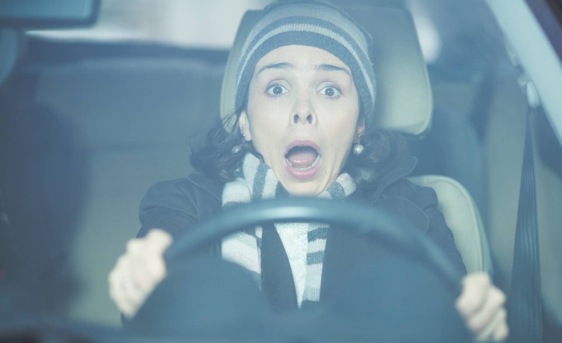 Frenada emergencia mujer