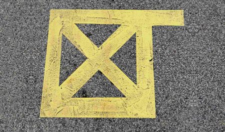 La extraña señal amarilla que muchos conductores desconocen: es vital