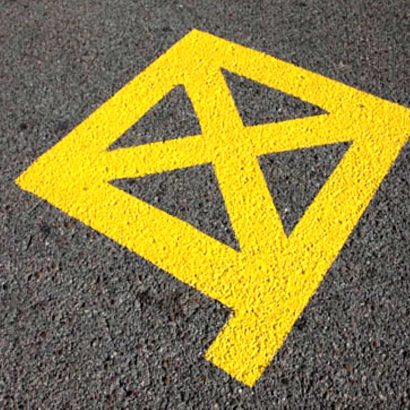 La extraña señal pintada en algunas calles que muchos conductores desconocen: es vital