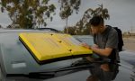 ¿Qué es y para qué sirve este plástico amarillo que ha aparecido en el parabrisas de algún coche?