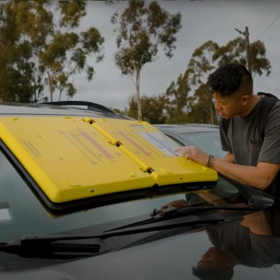 ¿Qué es y para qué sirve este plástico amarillo que ha aparecido en el parabrisas de algún coche?