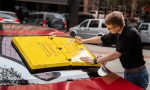¿Qué es este curioso plástico amarillo que ha aparecido en algunos coches?: el misterio del parabrisas
