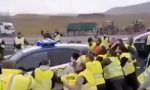Los vídeos más impactantes de la tractorada: de un coche de la Guardia Civil quitado a empujones a un adelantamiento peligroso