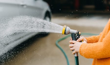 limpiar coche gastar agua