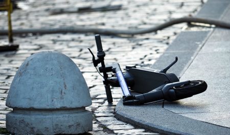 Qué tipo de personas sufren y causan accidentes en patinetes eléctricos en España