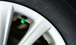 ¿Por qué algunos coches llevan tapones verdes en las ruedas?