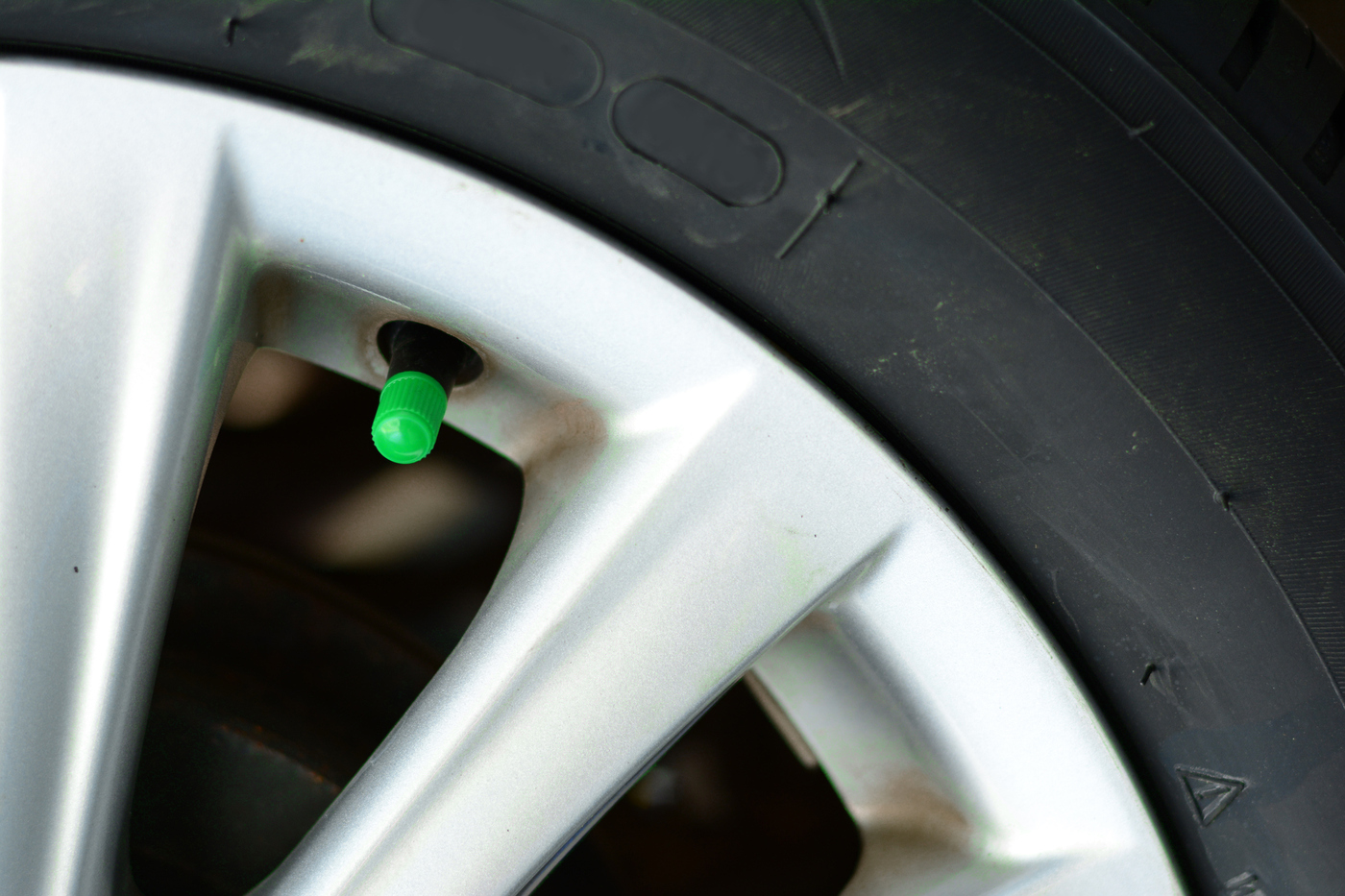 Por qué algunos coches llevan tapones verdes en las ruedas?