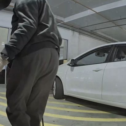 Descubren a un anciano rayando la puerta de un coche con una llave en el aparcamiento de un centro comercial