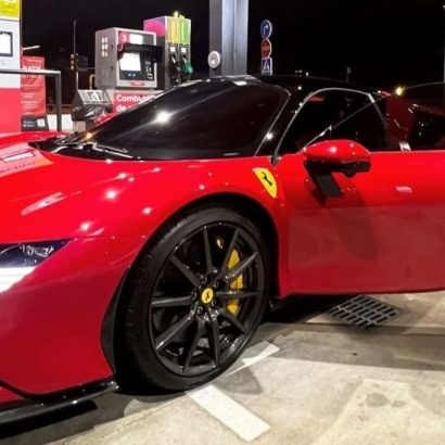 ¿A qué futbolista han pillado llenando el depósito de su Ferrari SF90 en una gasolinera 'low cost'? 