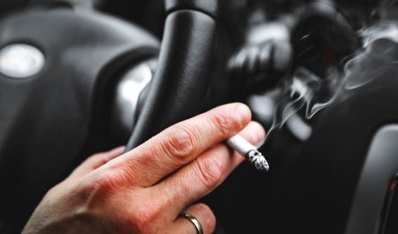 El Gobierno no prohibirá fumar en los coches, pero la Guardia Civil podrá seguir multando por ello
