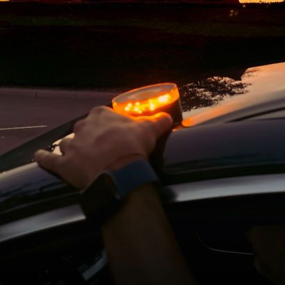 El peligro de comprar luces de emergencia de la DGT baratas: Carrefour, Amazon y otros venden balizas que en enero no serán legales