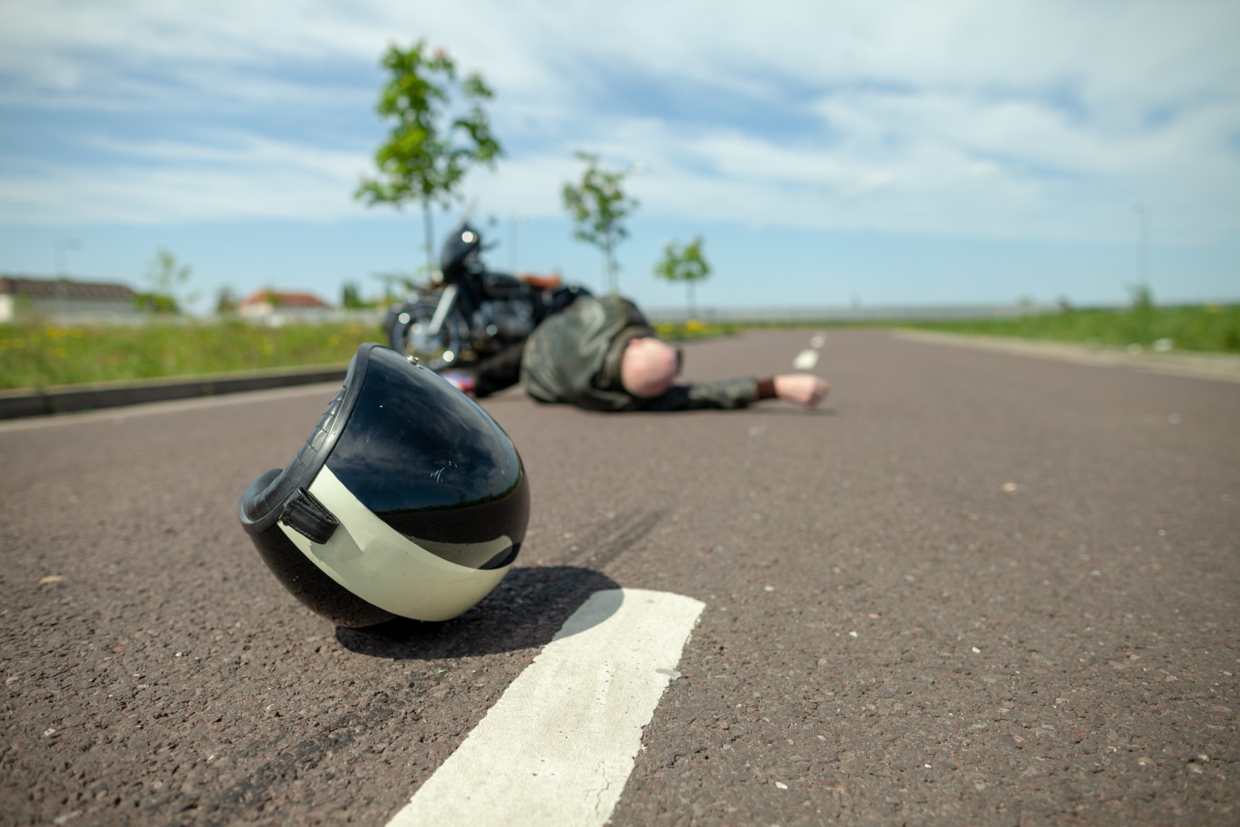 Una farola, alcohol, un coche a la fuga: radiografía de los accidentes de moto en España