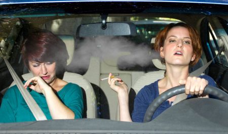 Fumando en el coche