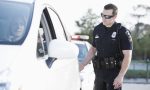 El gesto ‘secreto’ de los policías cuando se acercan a un coche detenido: ¿por qué tocan la parte de atrás?
