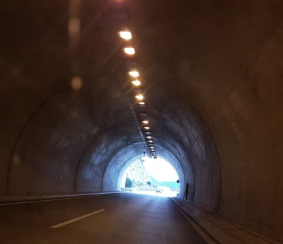 Salida túnel carretera