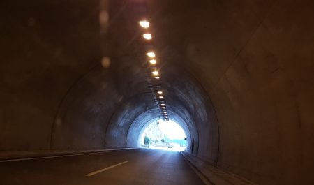 Salida túnel carretera