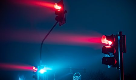 ¿Adiós a los semáforos tradicionales?: un futuro con señales de cuatro colores
