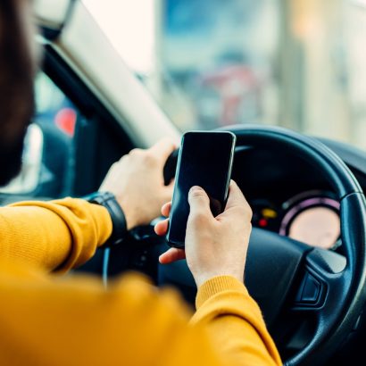 ¿Puede la policía registrar tu teléfono móvil durante un control de tráfico?
