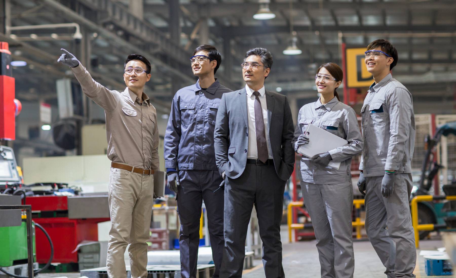 Trabajadores de una fábrica de automóviles china