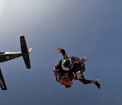 Charly Sinewan en paracaídas