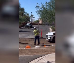 Robotaxi en zona de obras