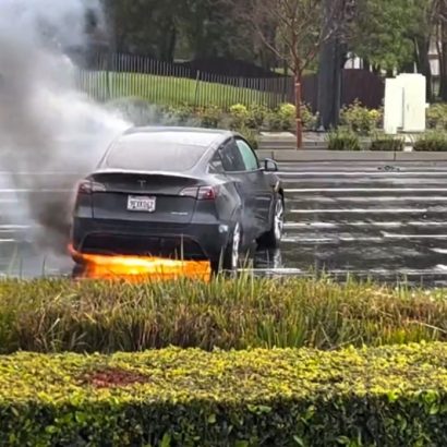 Arde un Tesla en California y ni un diluvio es capaz de apagar las llamas