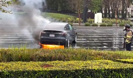 Tesla ardiendo