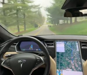 Tesla se salta un stop