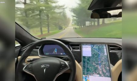 Tesla se salta un stop