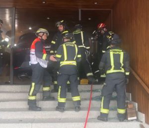 Una mujer empotra su coche