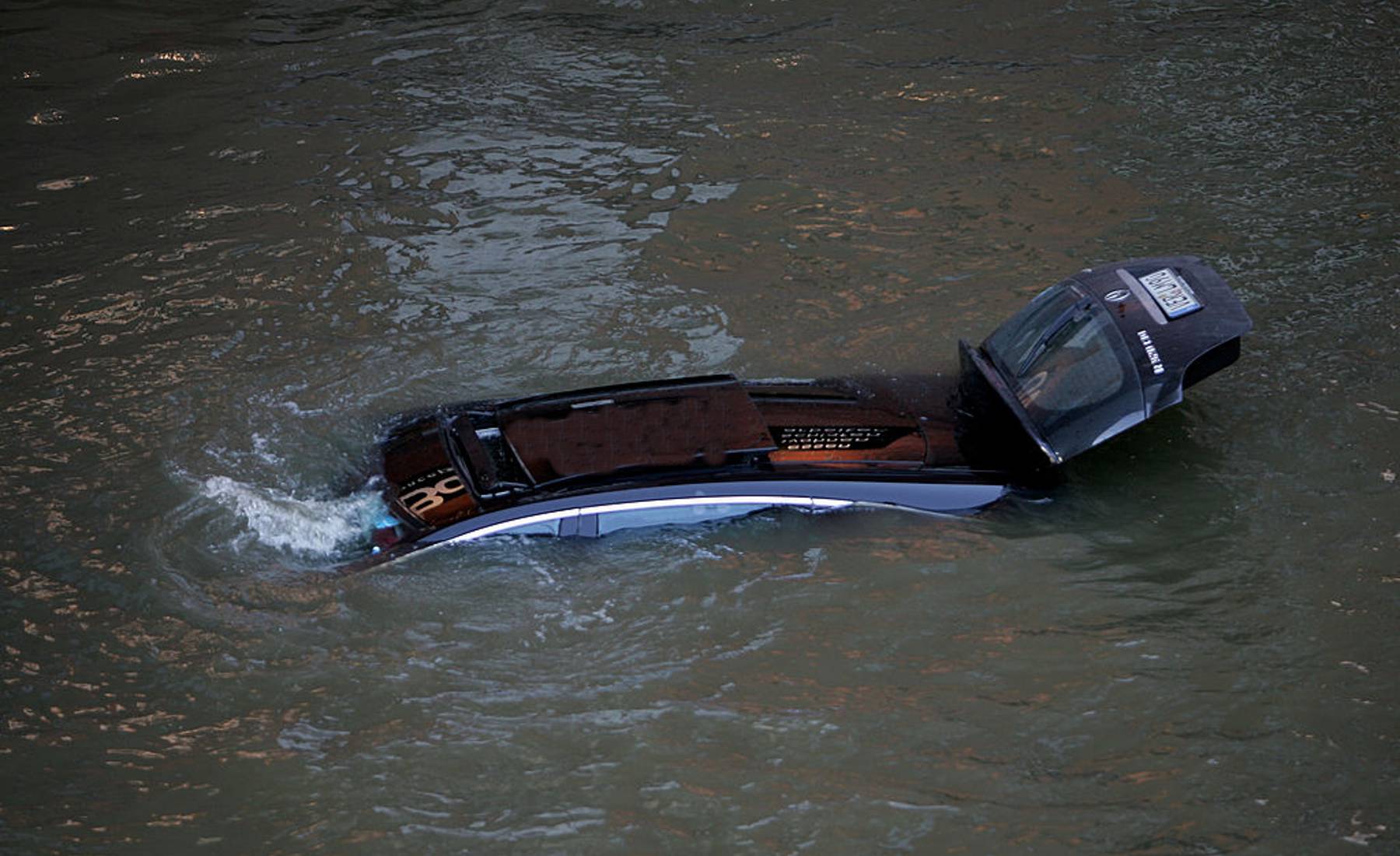 Coche en el agua