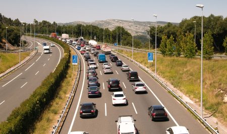 Permitir los coches de combustión y más multas: propuestas extremas antes de las elecciones europeas