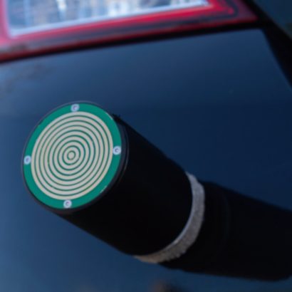 La policía ha empezado a pegar esto en los coches: ¿qué es este extraño dispositivo y para qué sirve?