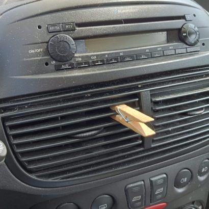 El truco más viral: por qué cada vez más coches llevan una pinza de madera en el aire acondicionado