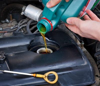 Rellenar aceite coche