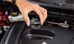 Cambiar el aceite del coche: ¿debes guiarte por los kilómetros o por los años?