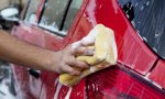 Usar lavavajillas y otros fallos graves: los peores errores que se pueden cometer al lavar el coche