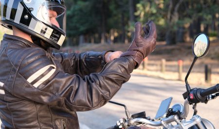 Los guantes para motoristas que permiten usar el móvil y valen menos de 20 euros