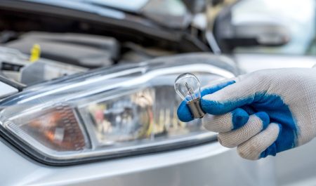 Cómo cambiar las luces de los faros del coche fácilmente 