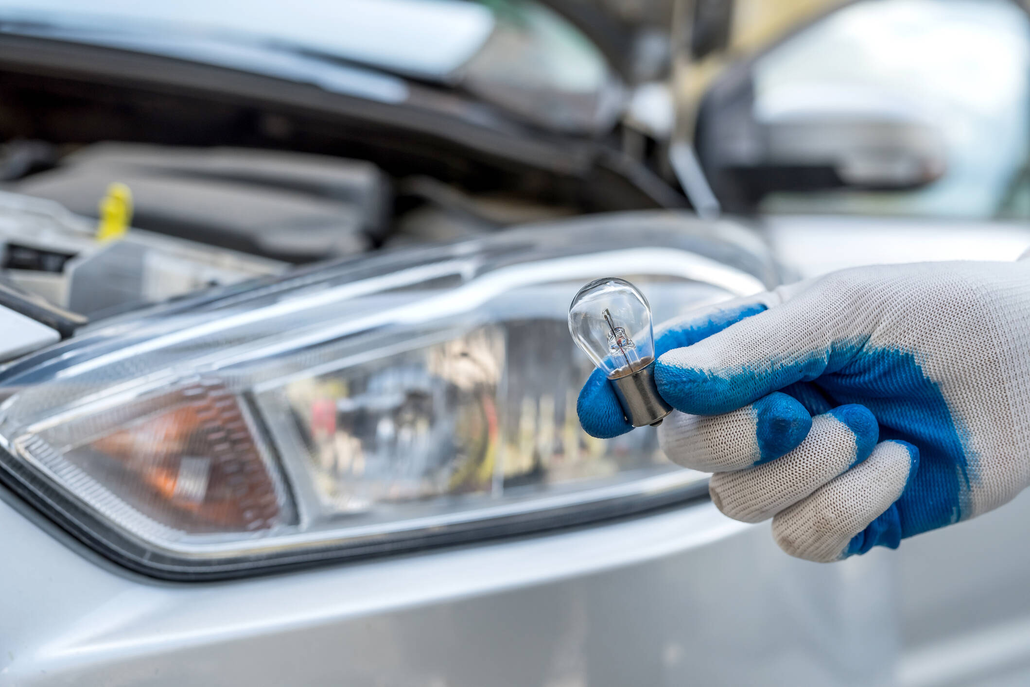 Cómo cambiar las luces de los faros del coche fácilmente 