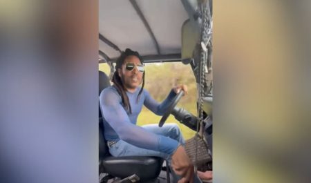 Sin cinturón, sin puerta y descalzo: Lenny Kravitz hace saltar las alarmas por su imprudencia en el coche