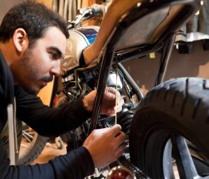 Trabajando en una moto
