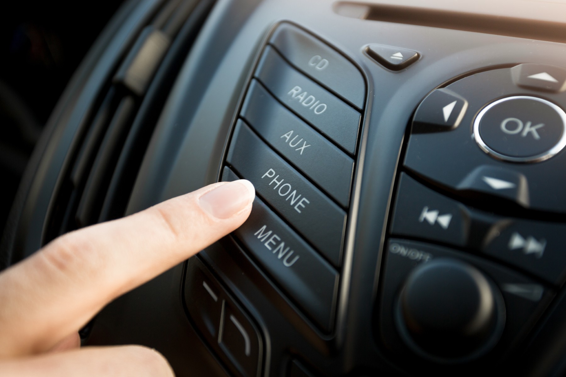 Las tres únicas formas legales de hablar con el móvil en el coche