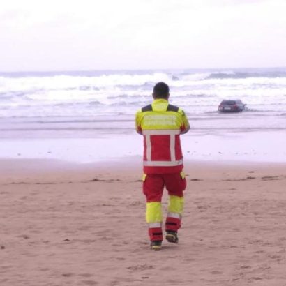Una pareja deja su Audi en una playa de Cantabria y se va al bar: la historia acaba mal