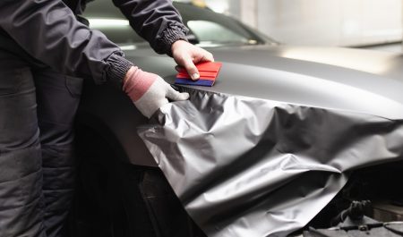 Cómo proteger el coche con papel de aluminio: el truco antirrobo que se ha puesto de moda