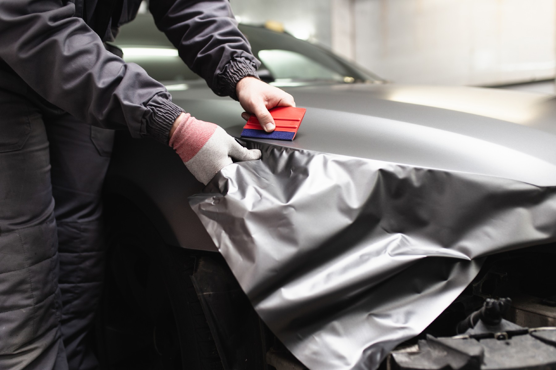 Cómo proteger el coche con papel de aluminio: el truco antirrobo que se ha puesto de moda