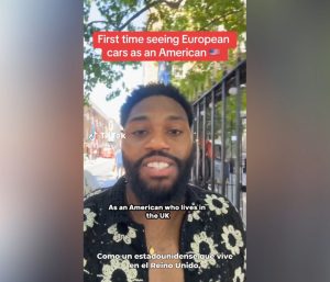 Americano viendo coches europeos