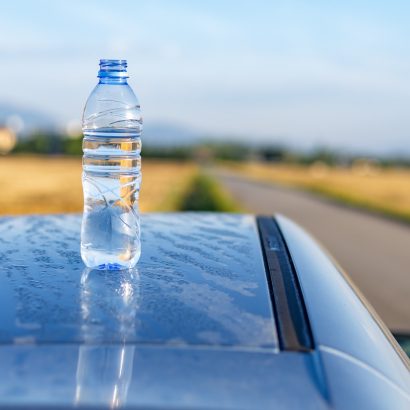 ¿Qué significa una botella en el techo de un coche aparcado?